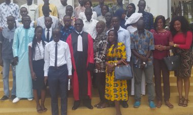 Hommage rendu par la promotion 2016-2017 du Master 2 de droit public-option administration publique, à l'occasion du départ à la retraite du professeur El Hadj Mbodj